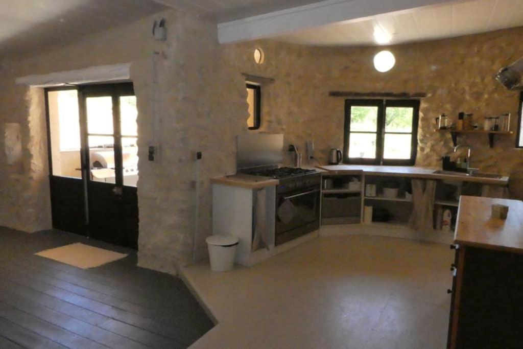 Belle Longere Au Calme - L'Auguste Maison D'Hotes Valensole Ngoại thất bức ảnh